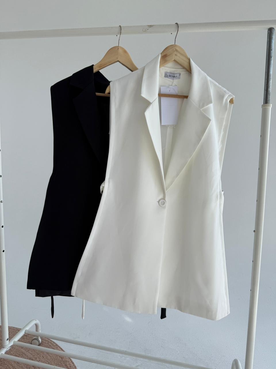 Classic Vest - Off White - Amenaa