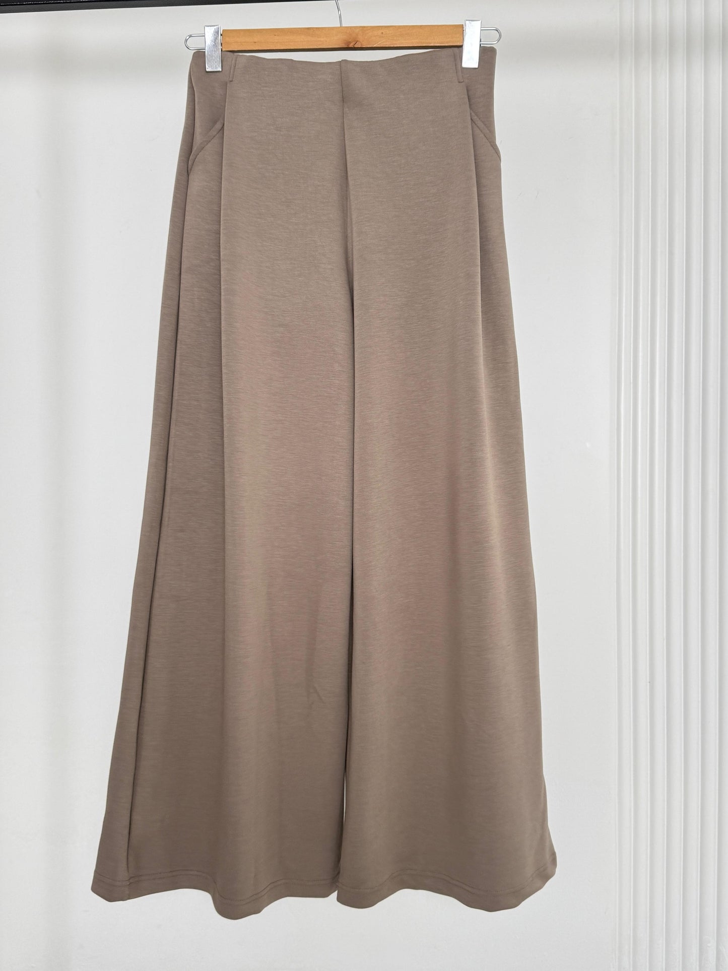 Amenaa Jersey Pants 08/10/4031 in soft fabric, featuring a relaxed fit with elastic waistband and modern design.
