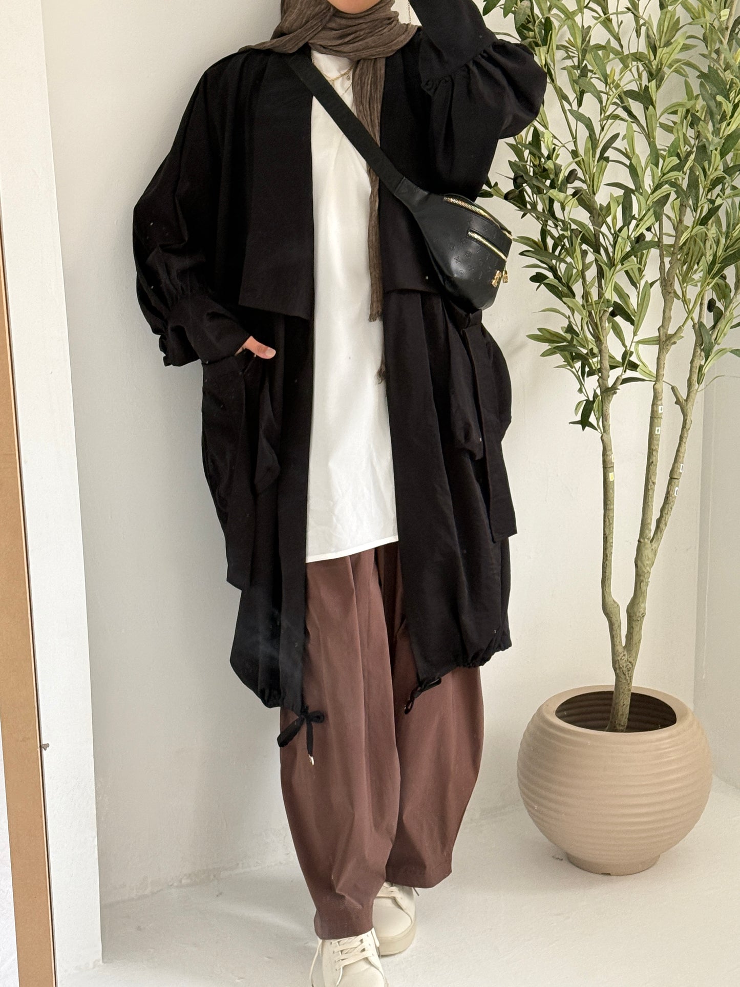 Amenaa balloon pants featuring a relaxed fit, high waist, and lightweight fabric, perfect for casual and stylish wear.