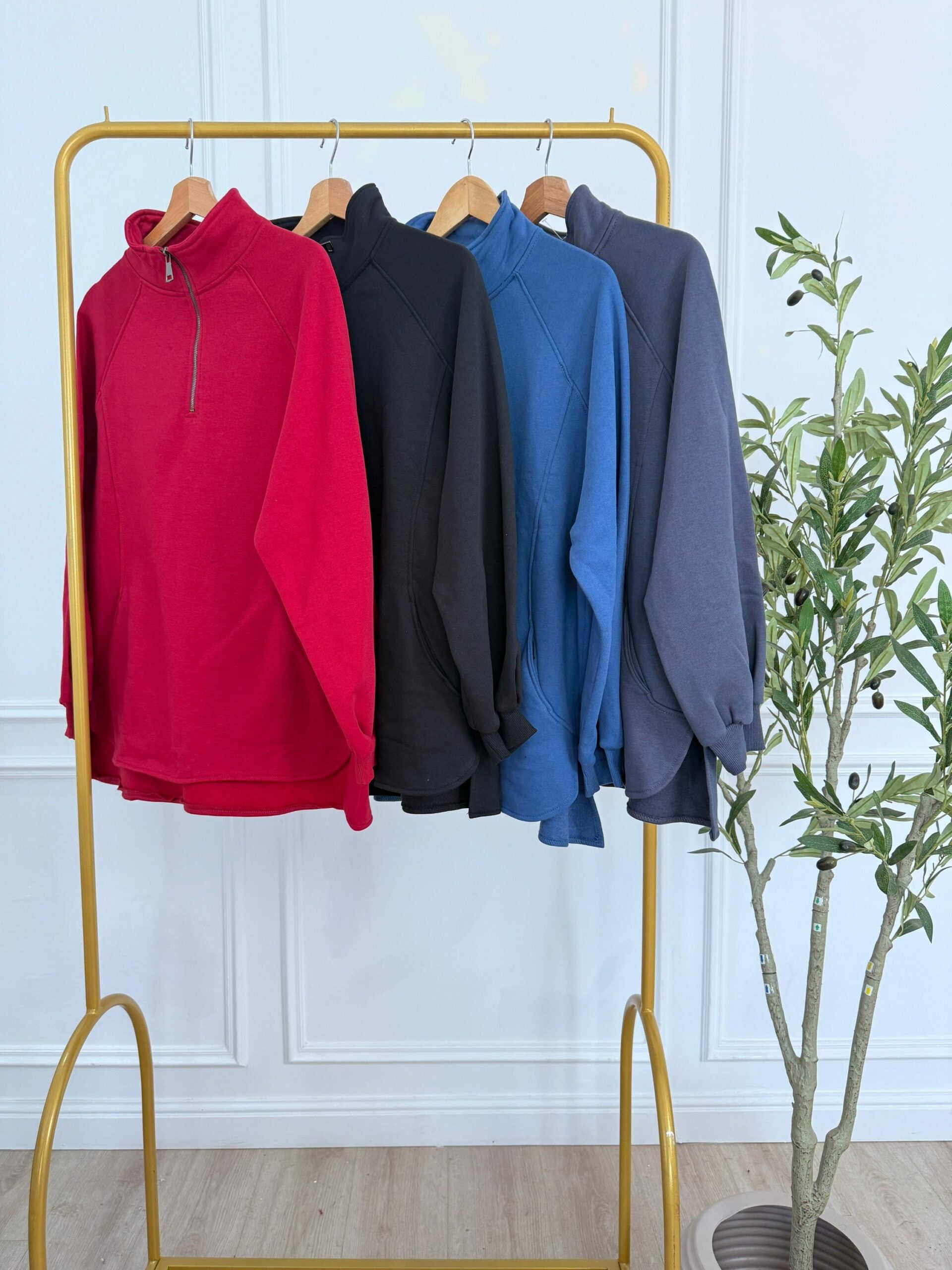 High Nick Sweatshirt - Red - Amenaa