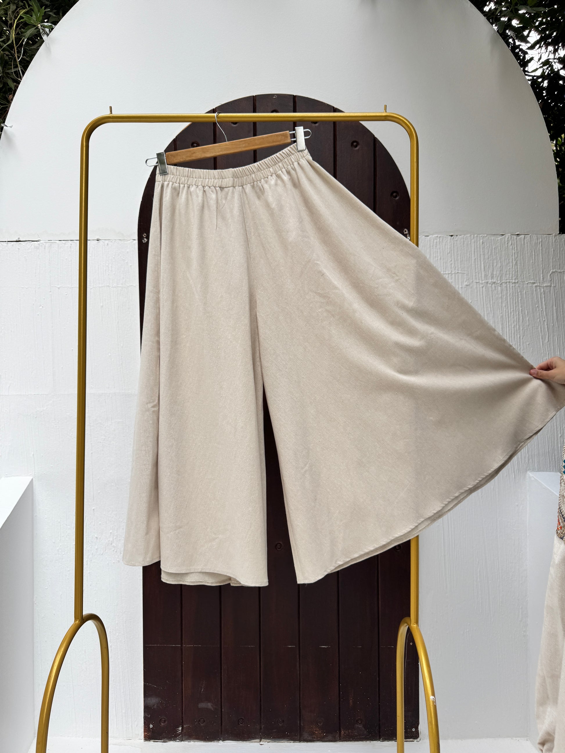 Amenaa Jupe Pantalon with a stylish, flowy design, featuring a high waist and comfortable fit, shown in the product image.