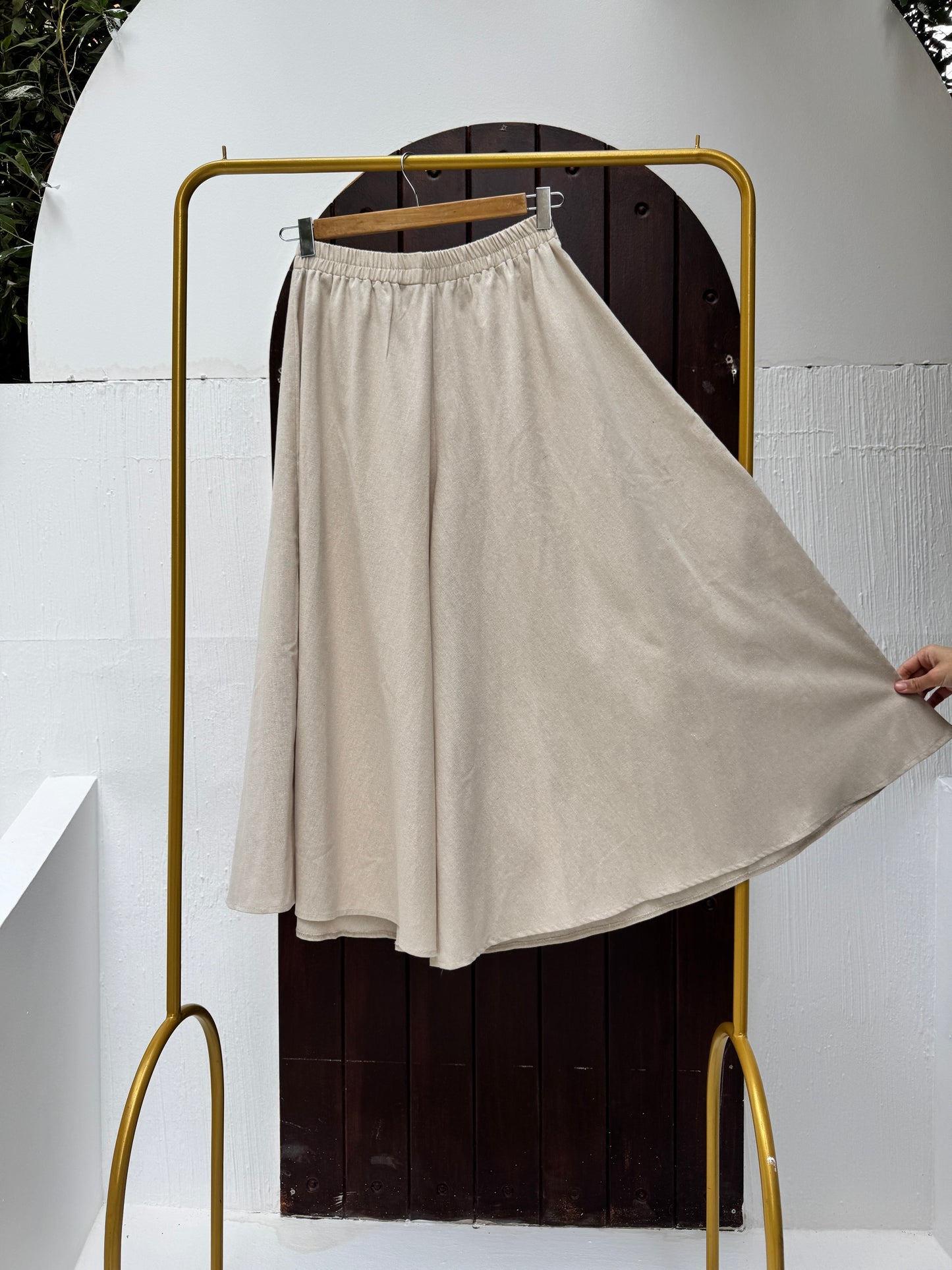 Amenaa Jupe Pantalon showing a stylish skirt-pants hybrid with a tailored fit and modern design, in a neutral fabric.