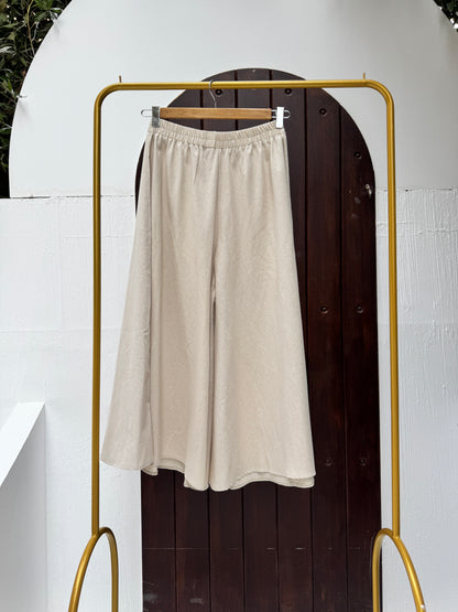 Amenaa Jupe Pantalon with a stylish, tailored design, featuring a fitted waist and elegant fabric for a chic look.