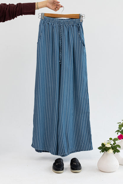 Amenaa striped pants in size 42, featuring a stylish pattern with a comfortable fit and modern design.