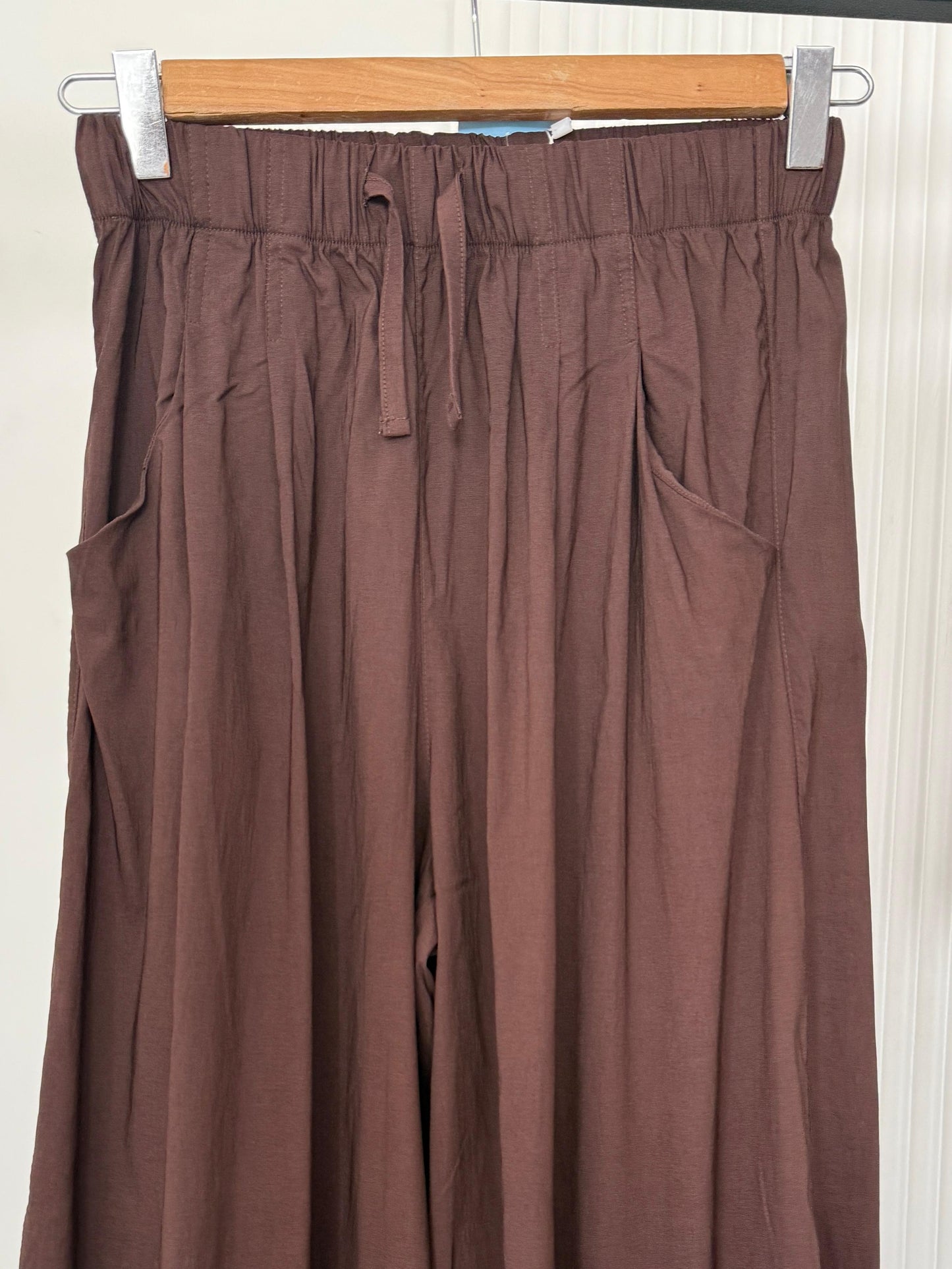 Amenaa balloon pants with a loose fit, featuring a high waist and relaxed style, shown on a model in a casual setting.
