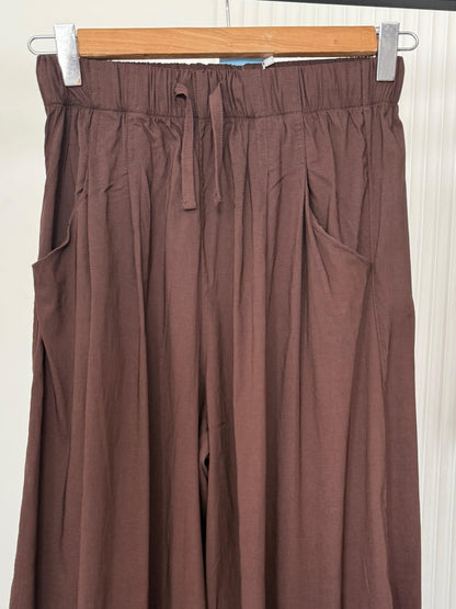 Amenaa balloon pants with a loose fit, featuring a high waist and relaxed style, shown on a model in a casual setting.