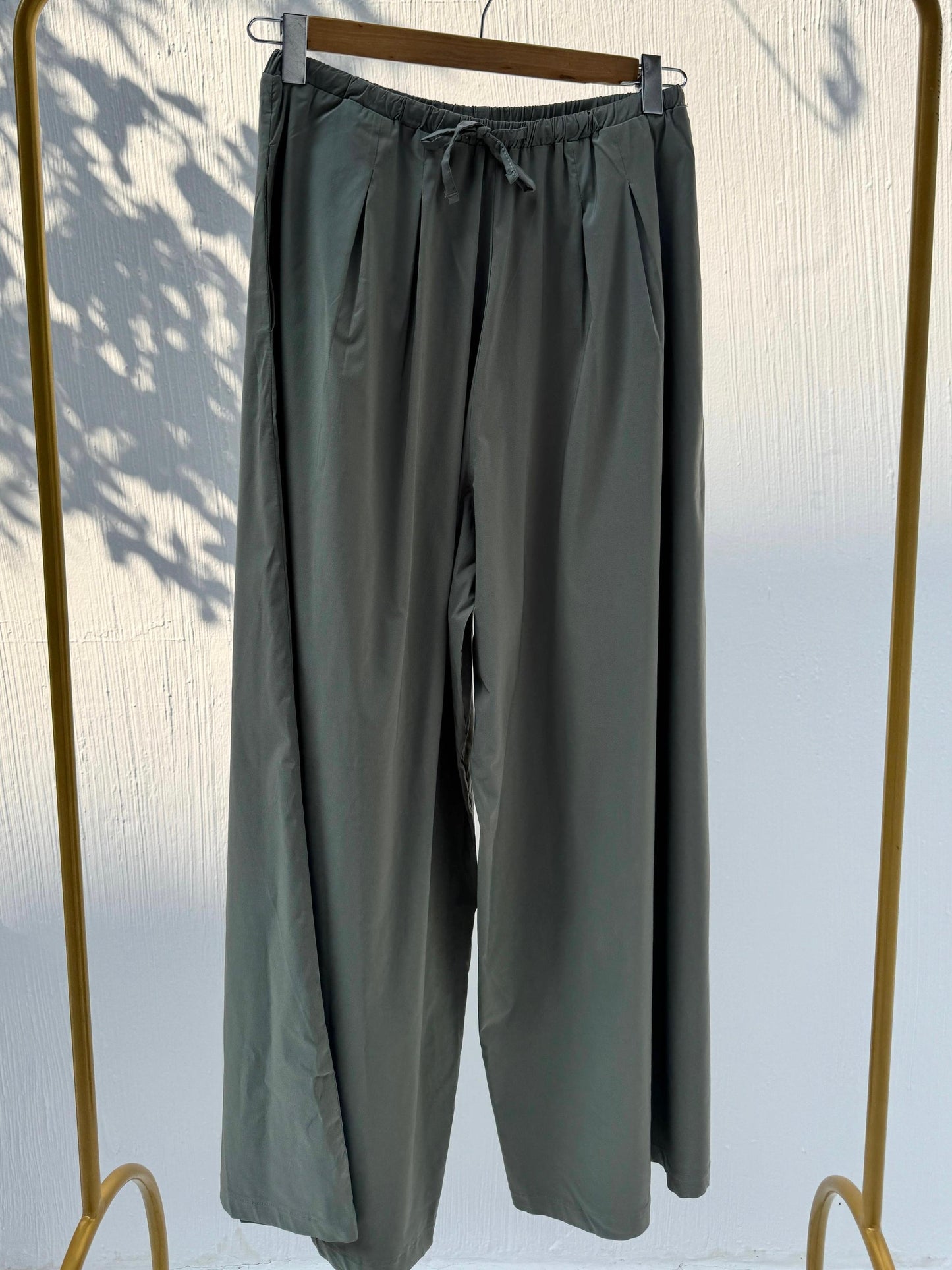 Amenaa wide leg pants in light fabric, shown on a model with a relaxed fit and high waist, perfect for casual or stylish outfits.