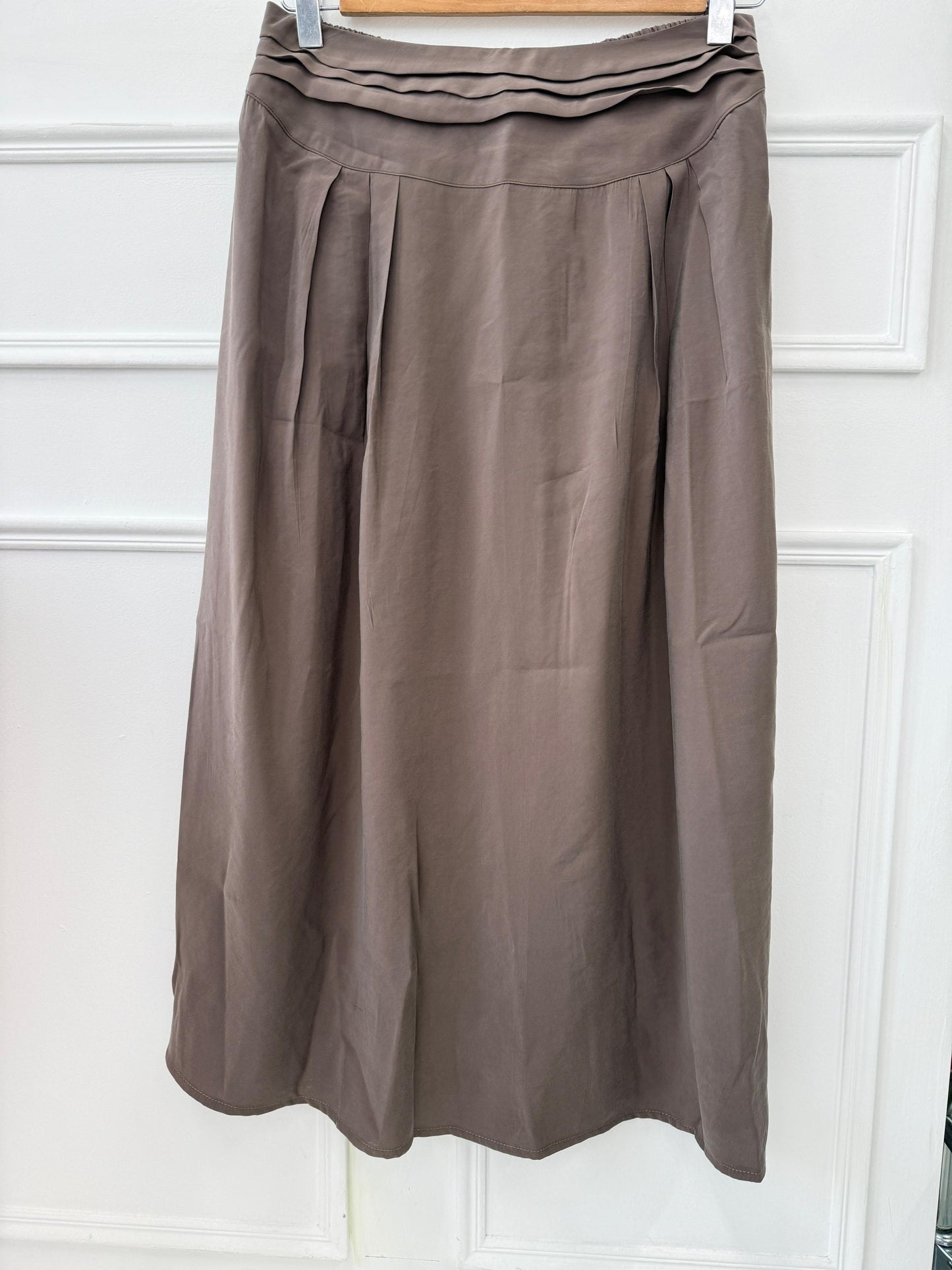 Amenaa new skirt in a stylish design, shown in a close-up image highlighting the fabric and fit.