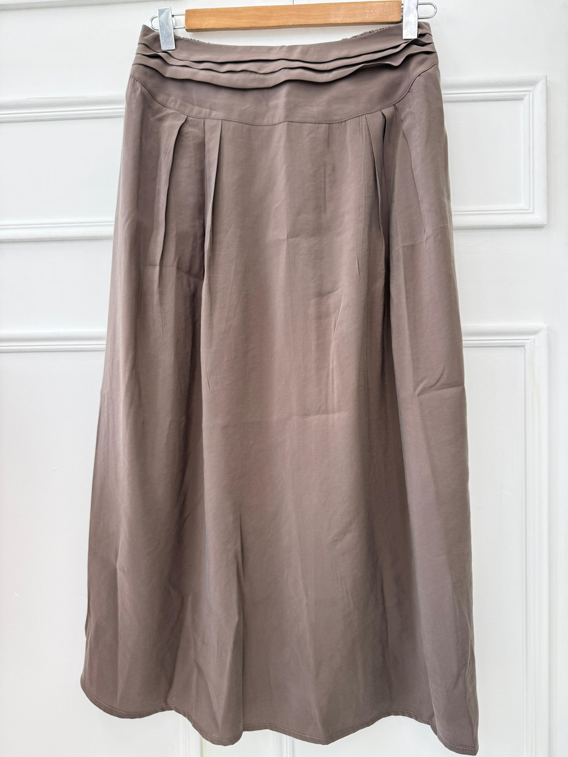 Amenaa new skirt featuring a stylish, flowy design with a comfortable fit, perfect for casual or dressy occasions.