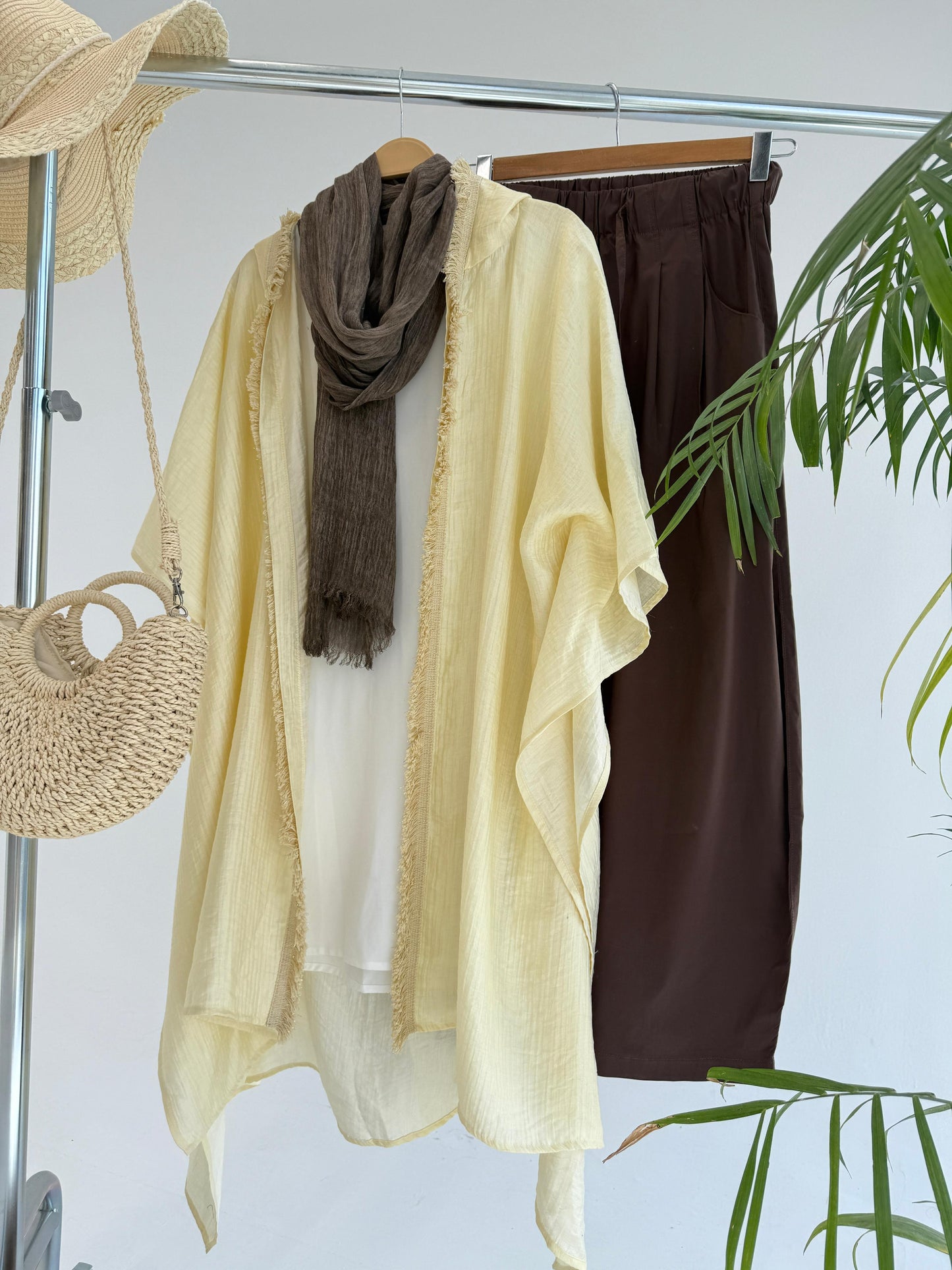 Amenaa summer kimono in size 40/41, featuring lightweight fabric with floral patterns and a relaxed fit.