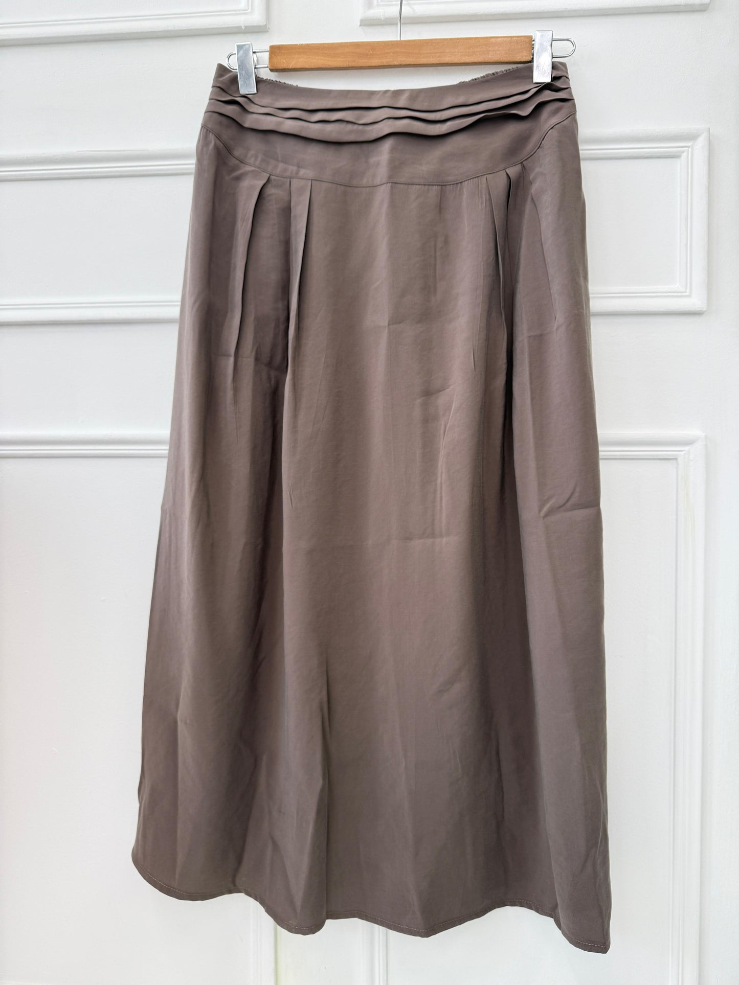 Amenaa new skirt displayed on a hanger with a stylish design, featuring a comfortable fit and trendy fashion details.