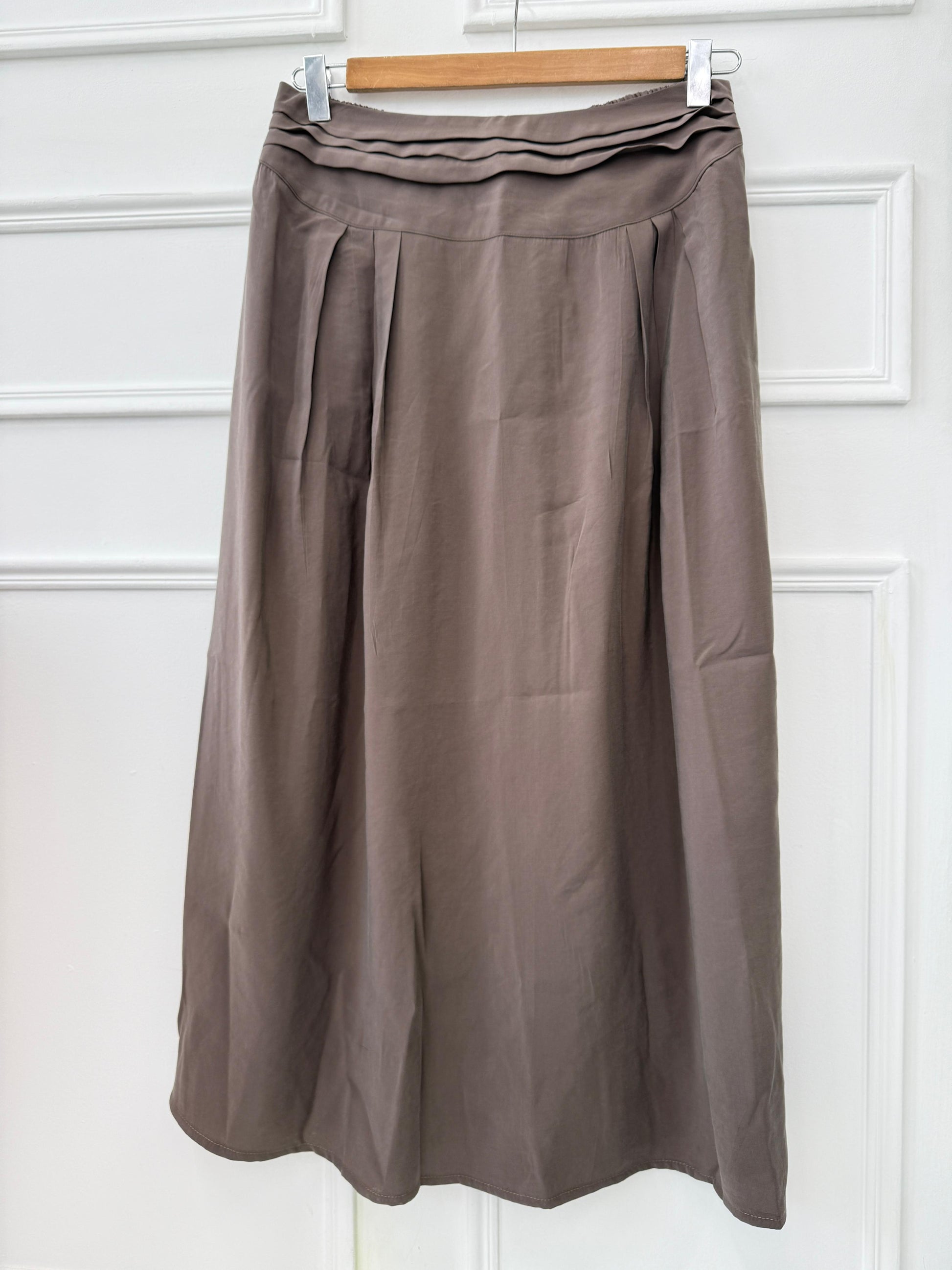 Amenaa new skirt displayed on a hanger with a stylish design, featuring a comfortable fit and trendy fashion details.