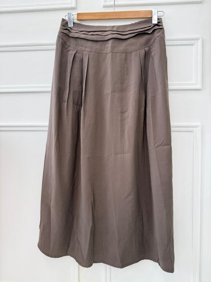 Amenaa new skirt displayed on a hanger with a stylish design, featuring a comfortable fit and trendy fashion details.