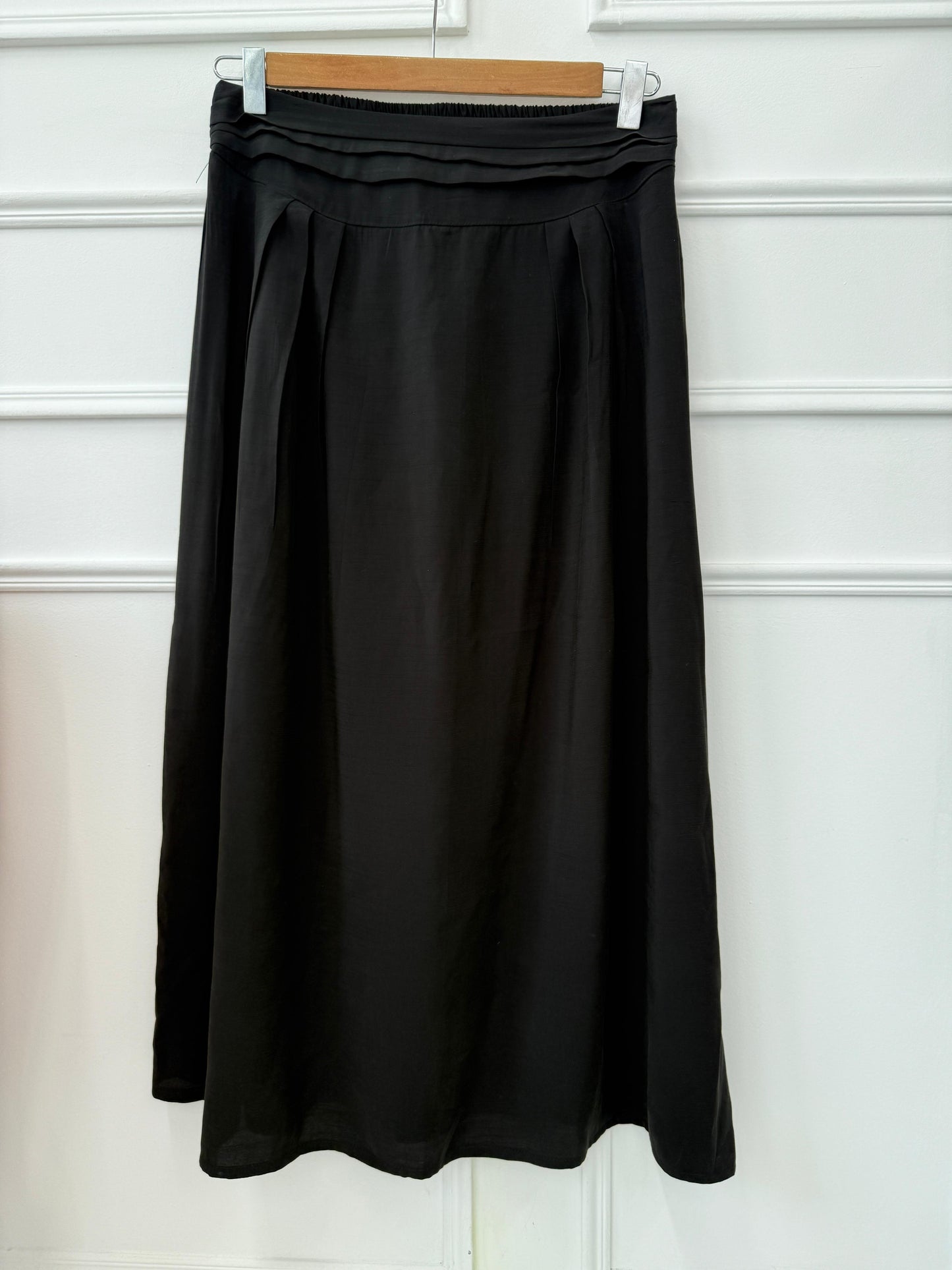Light blue Amenaa skirt with a high waist and flowing fabric, shown on a model in a casual outdoor setting.