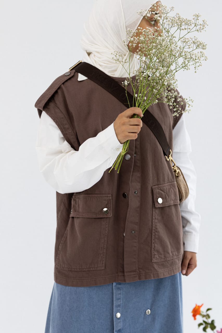 Amenaa gabardine vest in classic design, featuring a tailored fit and smooth fabric, ideal for stylish layered outfits.