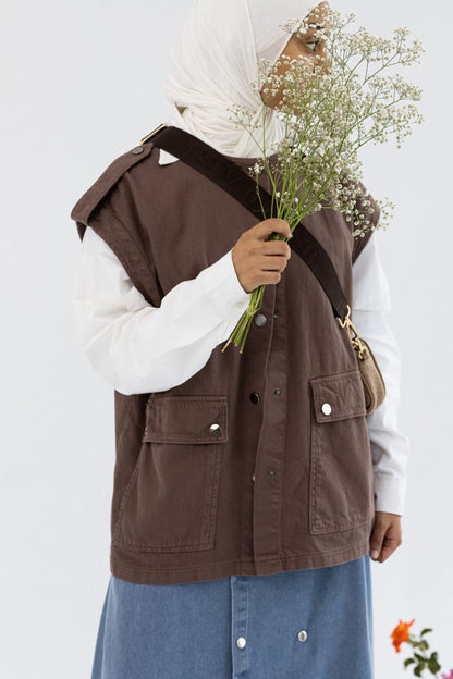 Amenaa gabardine vest in classic design, featuring a tailored fit and smooth fabric, ideal for stylish layered outfits.