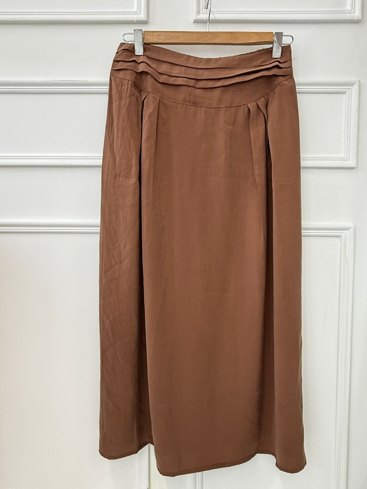 Amenaa new skirt shown in the image, featuring a stylish design with a comfortable fit and fashionable length.