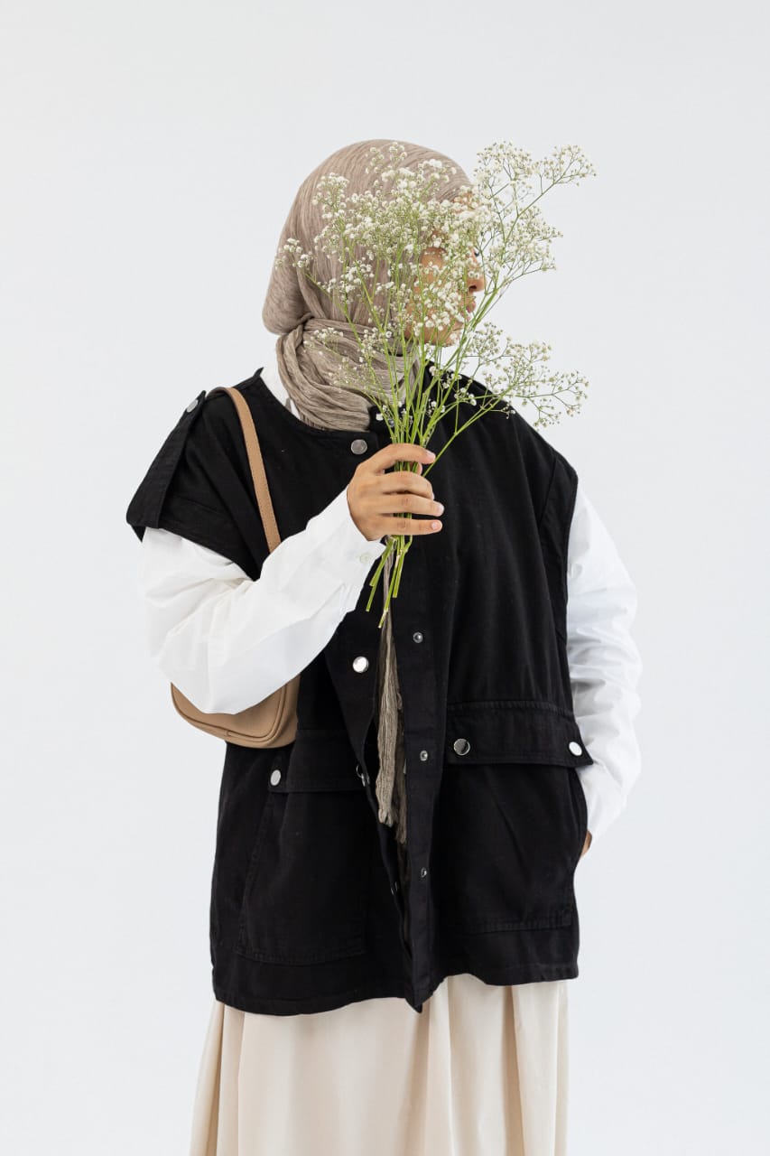 Amenaa gabardine vest in neutral tone, tailored fit with front buttons, casual style for versatile wear.